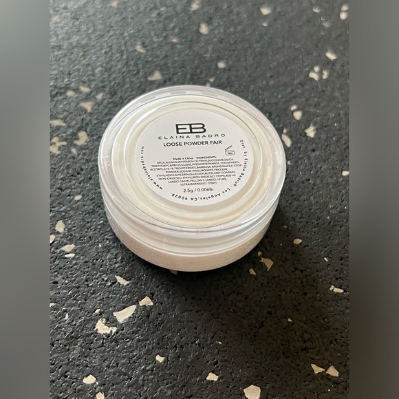 ELAINA BADRO | Loose Powder in Light - Picture 3 of 5